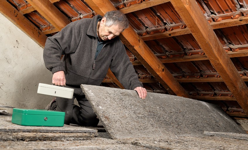 Ratgeber Einbruchschutz - Mann versteckt etwas auf dem Dachboden