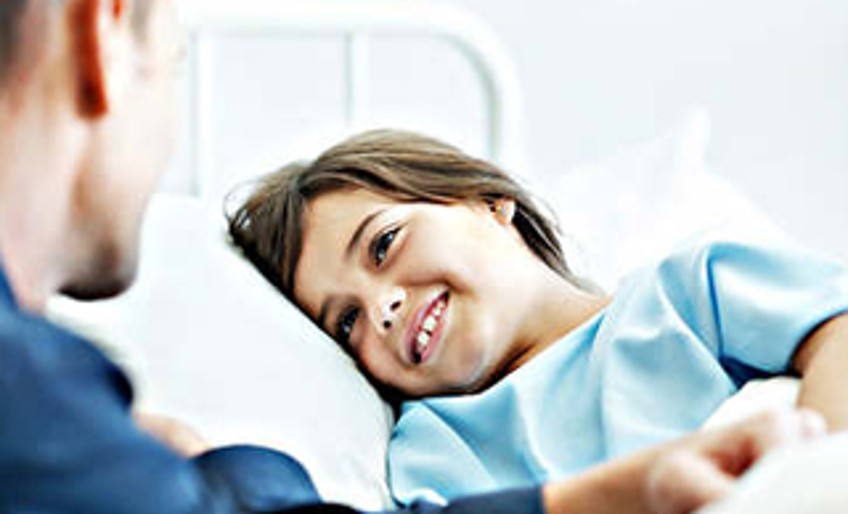 Reiserücktrittsversicherungen - Kind im Krankenhaus
